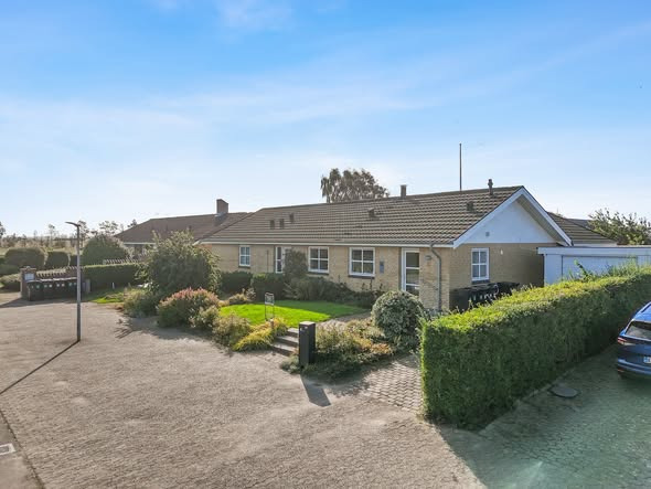 Mæglerhuset præsenterer rummelig og velholdt villa på Sønderbakken 13 i Ranum