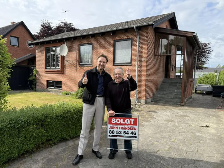 John Frandsen Herning fejrer salg af hus i Sunds efter 50 år