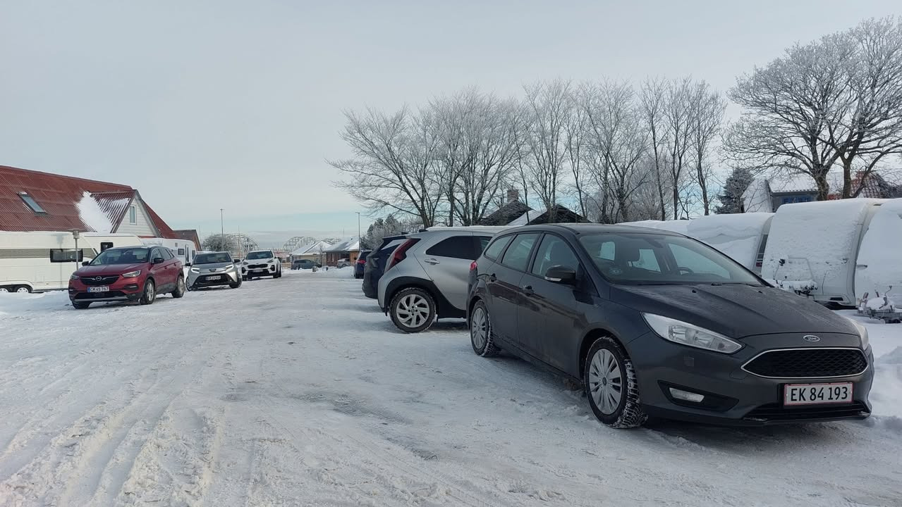 Møllegårdens Camping byder velkommen til trods for snevejret