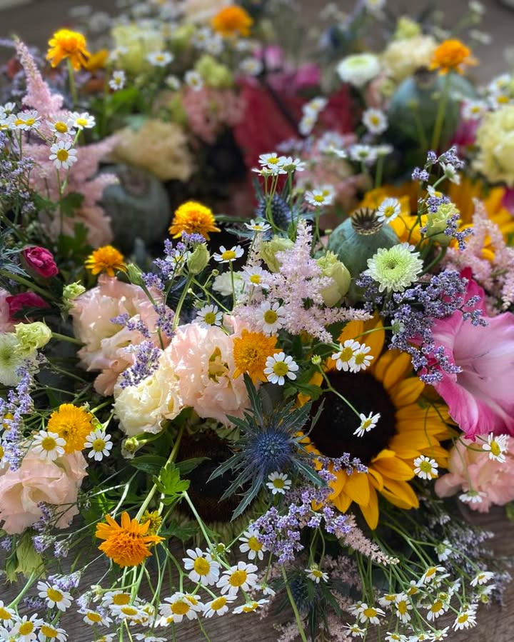 Florist Pernille DB tilbyder personlig rundpyntet krans i mixede farver