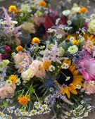 Florist Pernille DB tilbyder personlig rundpyntet krans i mixede farver