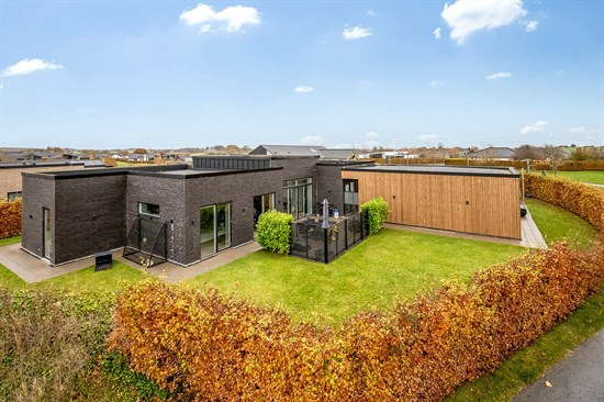 Moderne villa i børnevenlige Dalby med dobbelt carport