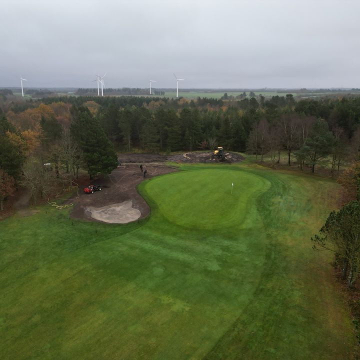 Breinholtgård Golf Klub renoverer bunkers på Skovens bane