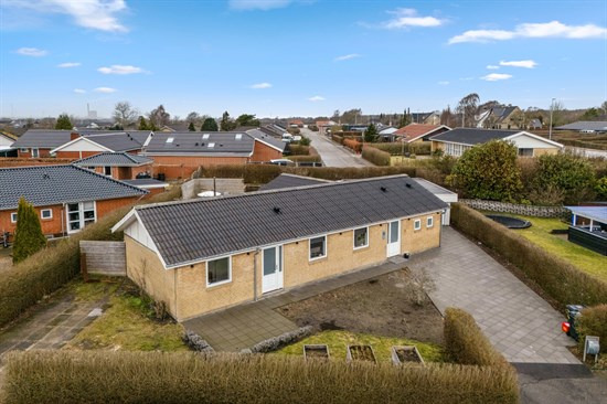 Moderne familievilla med attraktiv beliggenhed i Vester Hassing