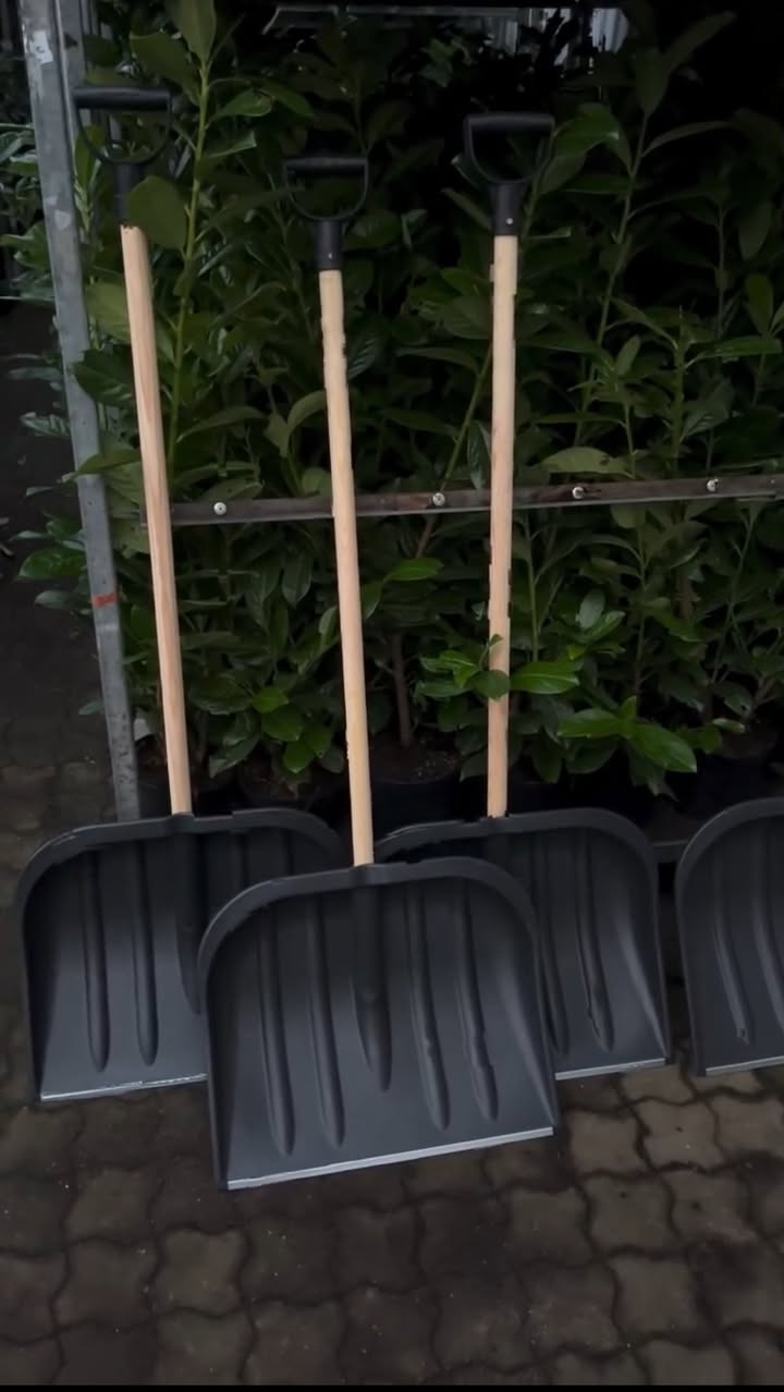 Midtjysk blomstermarked sælger sneskovle til stærkt nedsat pris før vinteren rammer Danmark