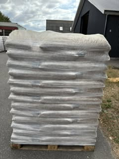 KK-Import træpiller og briketter tilbyder træpiller i 6 og 8 mm til 2700 kr. afhentet fra lager