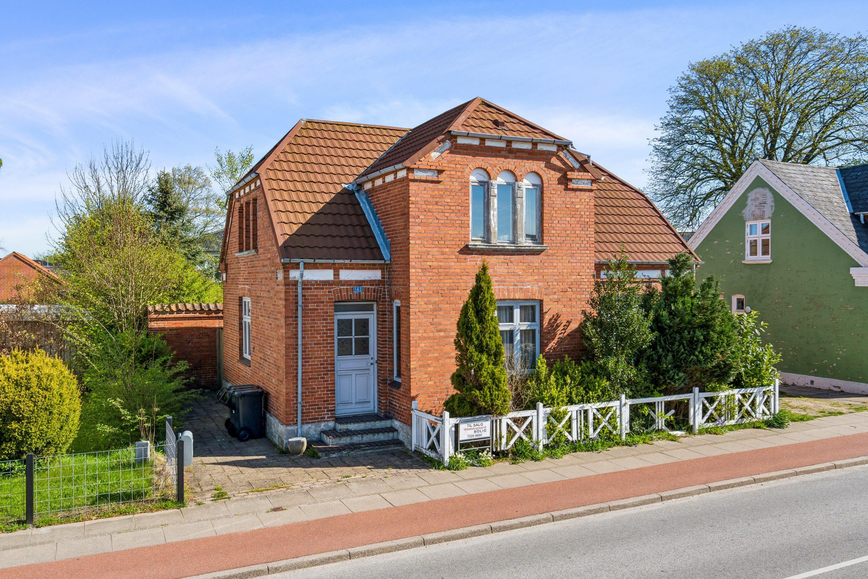 Til salg hos WESTERGAARD BOLIG: Stilfuld rødstensvilla til renovering