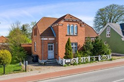 Til salg hos WESTERGAARD BOLIG: Stilfuld rødstensvilla til renovering
