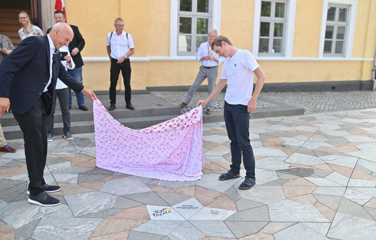 Jonas Vingegaards triumf står nu mejslet i sten i Skive 