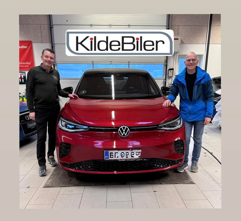 KILDE BILER deler stolt øjeblik med Claus og glad kunde i ny elbil