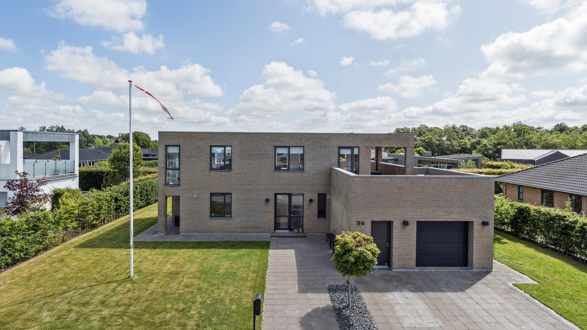 Moderne familievilla med stor terrasse og dejlig beliggenhed i Nørhalne