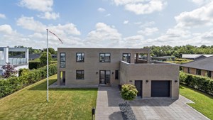 Moderne familievilla med stor terrasse og dejlig beliggenhed i Nørhalne