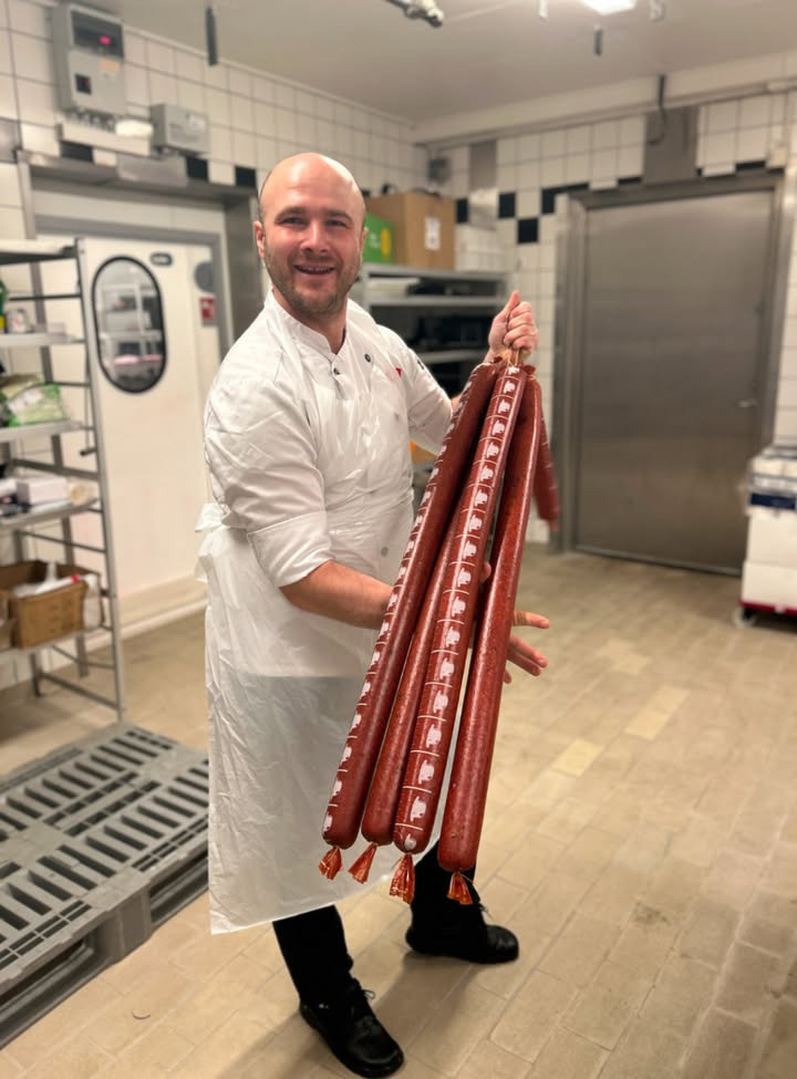 MENY Hobro tilbyder julespegepølse med akvavit til kun 40 kr. stk. i slagterafdelingen