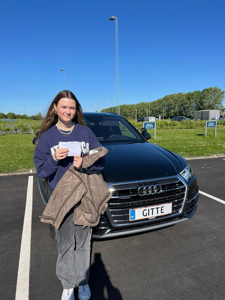Nelle starter ugen med at bestå køreprøve: Stråler om kap med solen