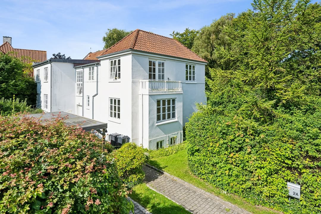 Flot og lys villalejlighed i Hasseris fra Ejendomsmæglerne Hansen & Thoft