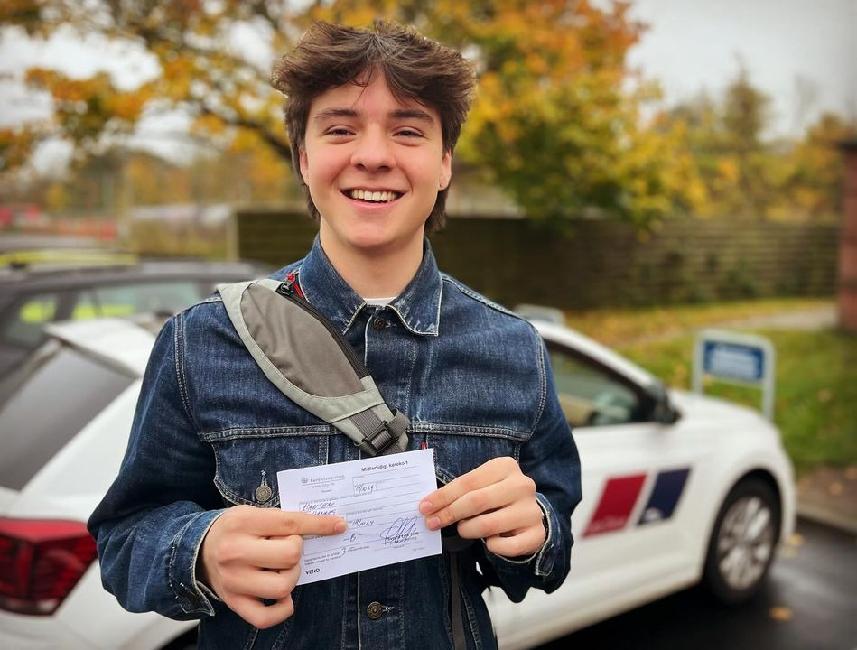 Lets Drive fejrer Johannes' succesfulde beståelse af køreprøven