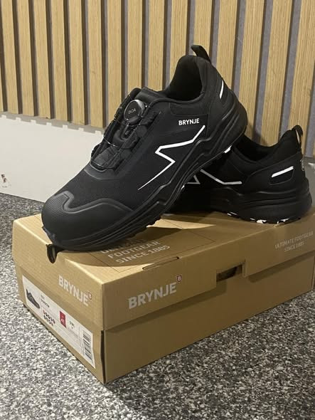 SB Lindgaard A/S tilbyder sporty sikkerhedssko til stærkt nedsat pris