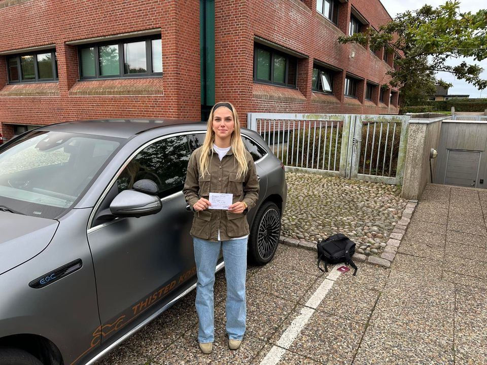 Thisted Køreskole fejrer første elev med kørekort efter nye regler