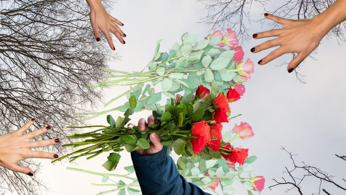 Absurd afskedsteater: MORS OMPLANTNING på Teater Momentum