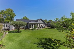 Solid villa med muret garage ved byparken i Vester Hassing tilbydes til skarp pris
