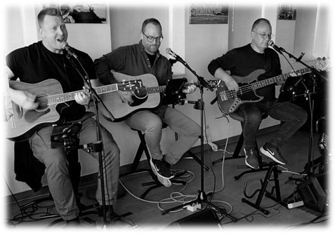 Fællessang og dans med Sticky Notes på Svalereden Strand Camping