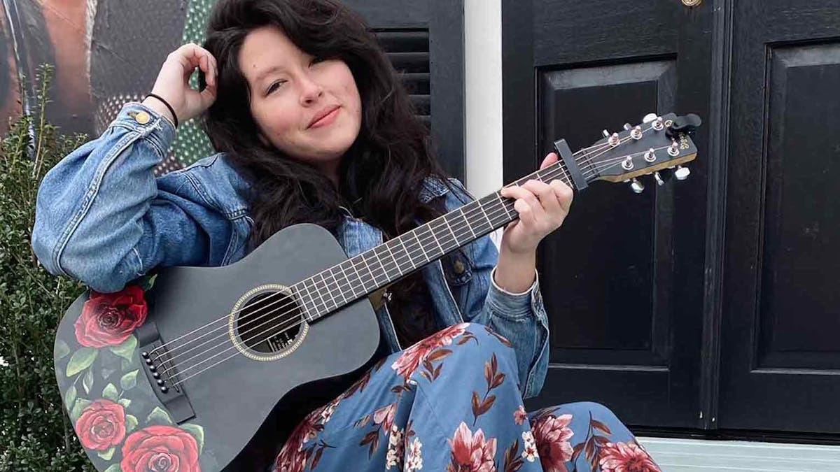 Oplev Claire Kellys magiske stemme på Farmen i Ullerslev