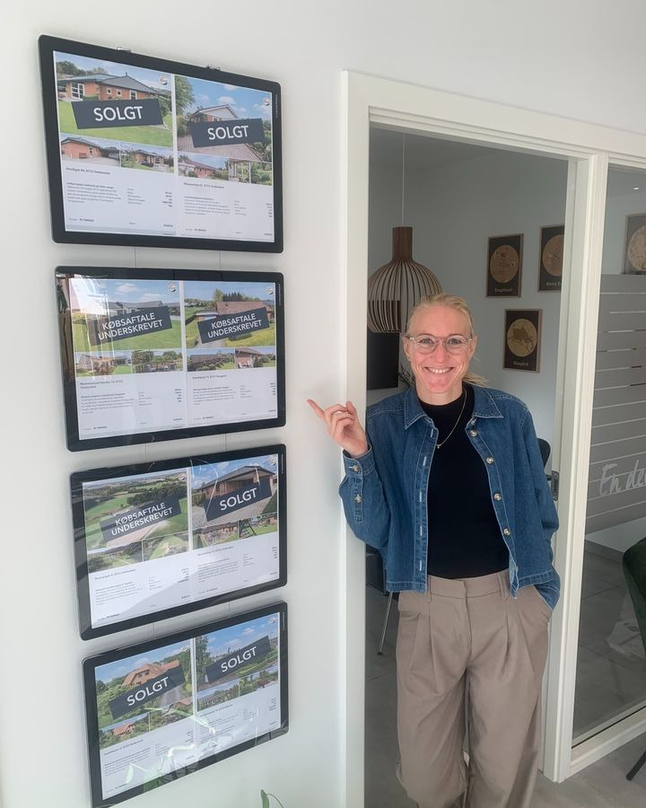 Marie-Louise underskriver købsaftale på Granhøjvej 11 i Daugård hos EDC Mæglerne Hedensted