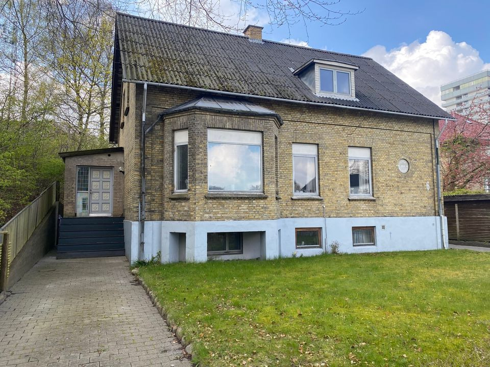 Håndværkertilbud midt i Aalborg: Ejendomsmæglerne Hansen & Thoft præsenterer Kærlundsvej 6