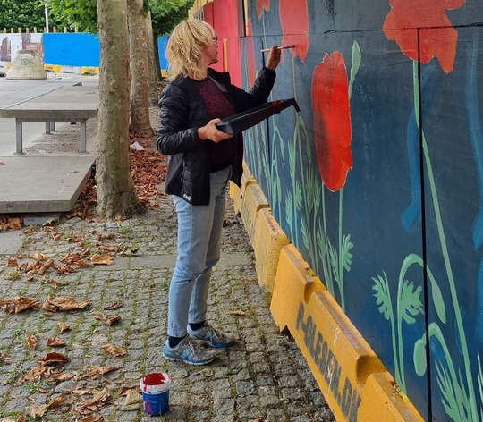 50 meter kunst på vej: 10 kunstnere slår sig løs på byggehegn