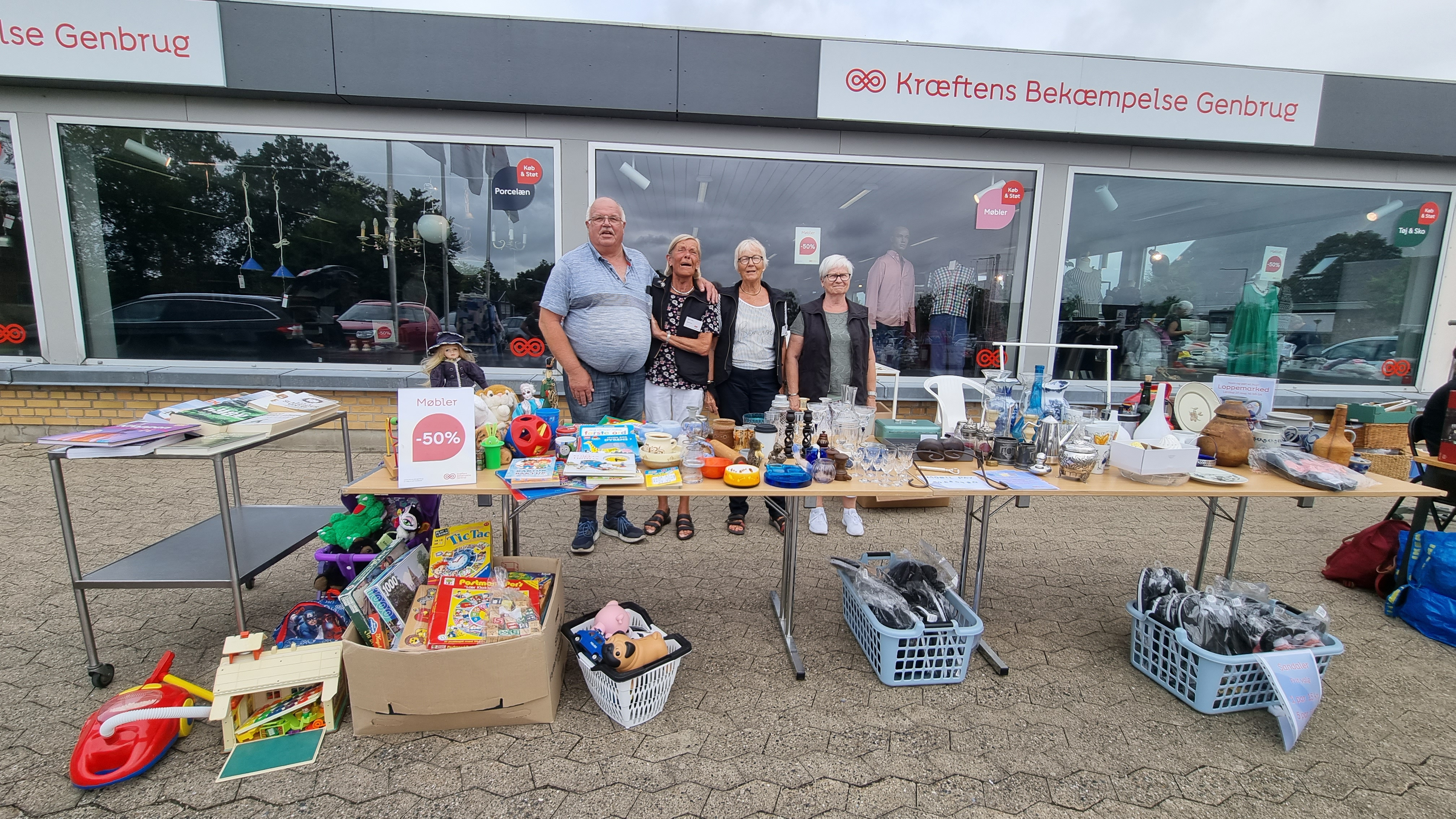 Frivillige stablede succesrigt loppemarked på benene