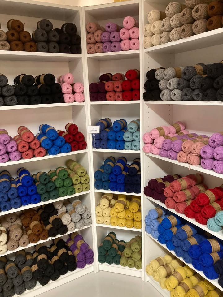 Holmberg Handel ApS præsenterer et stort udvalg af garn til kreative projekter