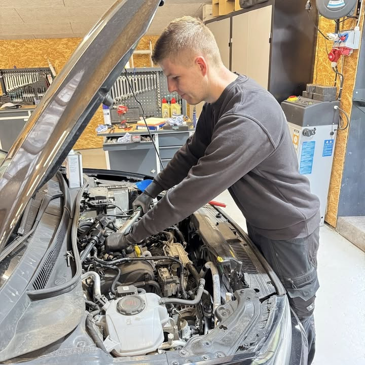 Autotekniker Kim Skytthe tilbyder grundig bilgennemgang efter sommerens ture