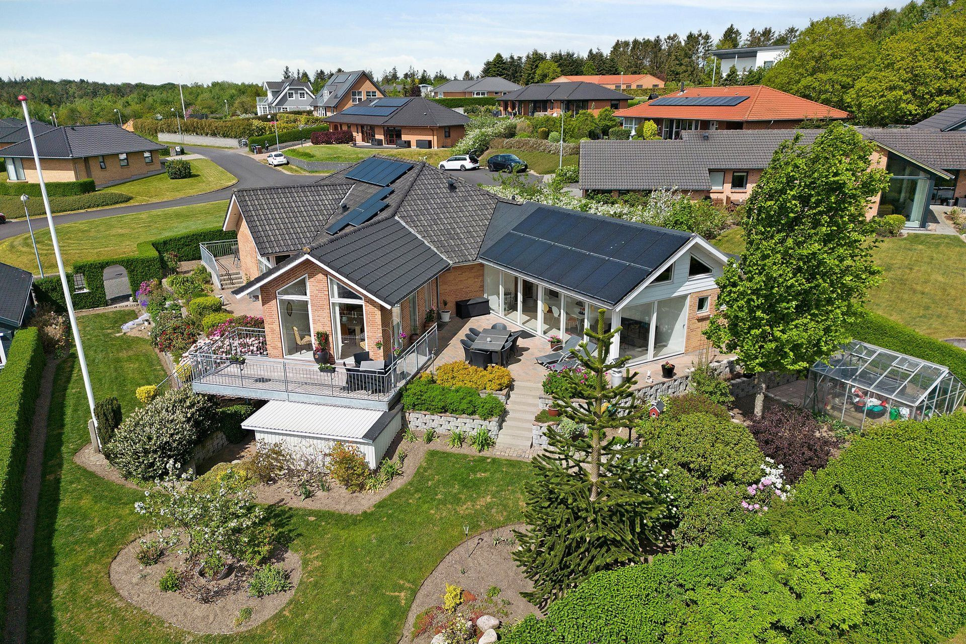 Luksusbolig netop kommet til salg i Ulstrup: Se hvad du skal smide for Ulstrups dyreste adresser her