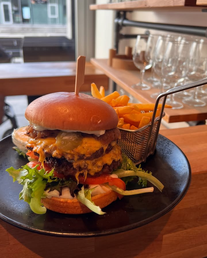Café Bryggen frister med dobbelt cheddar og saftig burgeroplevelse