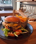 Café Bryggen byder på dobbelt cheeseburger med dobbelt smag