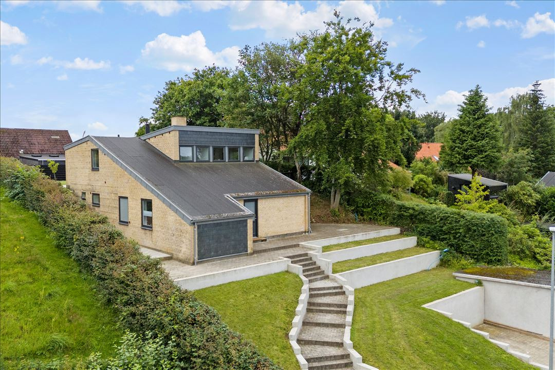 Til salg hos EDC Torben Larsen: Udsigtsvilla i centrum af Silkeborg