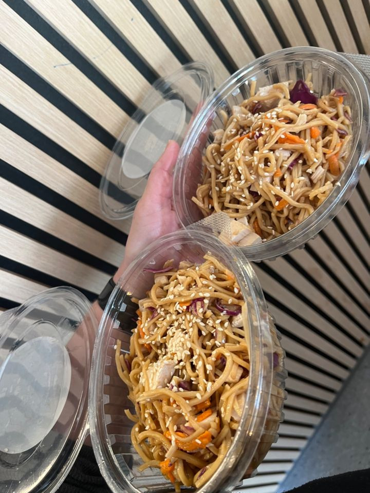 Kylling & Co tilbyder lækker nudelsalat med grønt og kylling til kun 25 kr. i dag