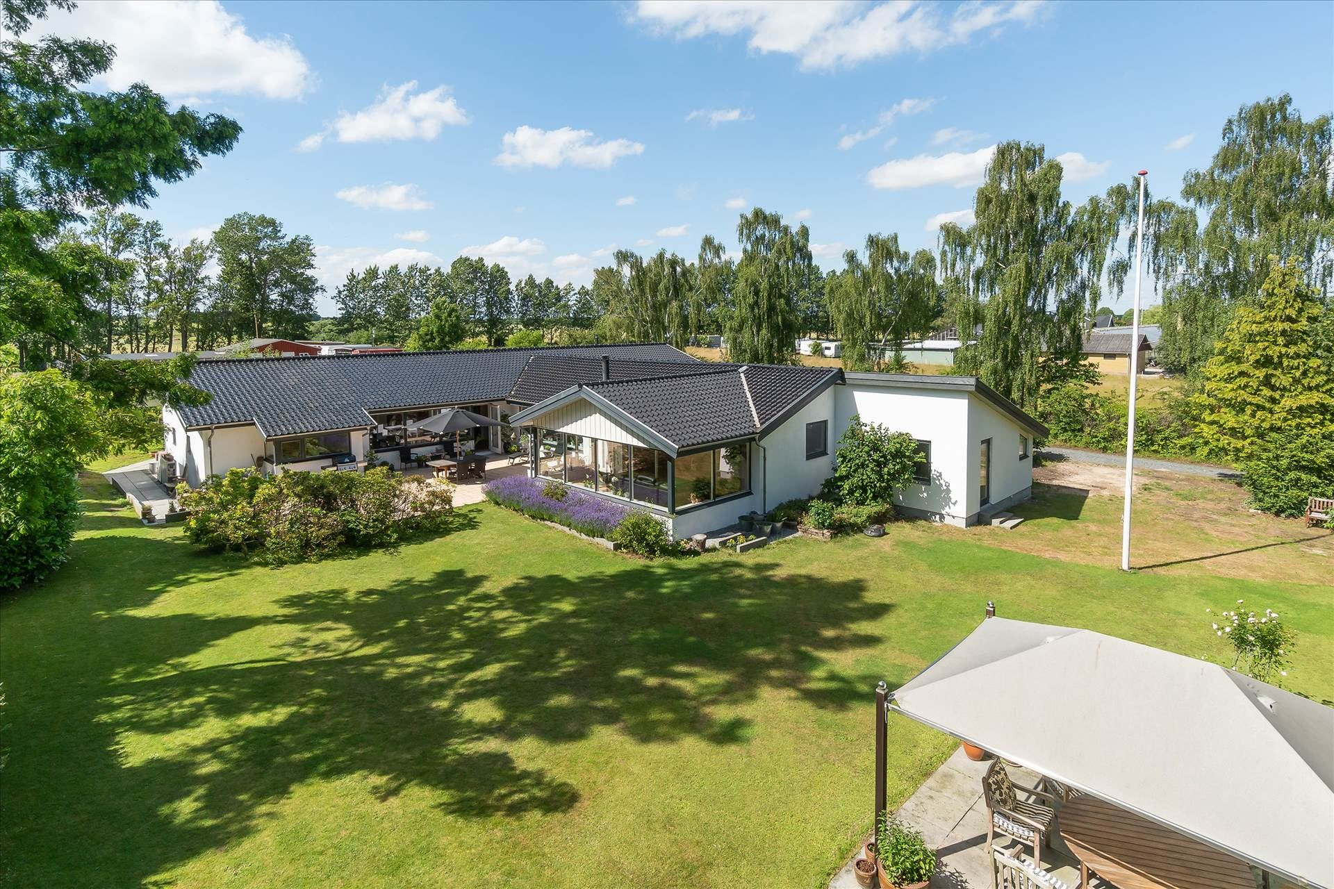 En ren boligdrøm på [m² på dyreste bolig] m² til 7,3  mio. kroner er nu komme til salg i Karlslunde: Se hvor de dyreste boliger til salg i Karlslunde er