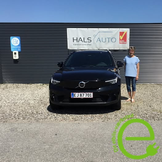 Hals Auto A/S ønsker Jette og Michael tillykke med deres nye Volvo XC40