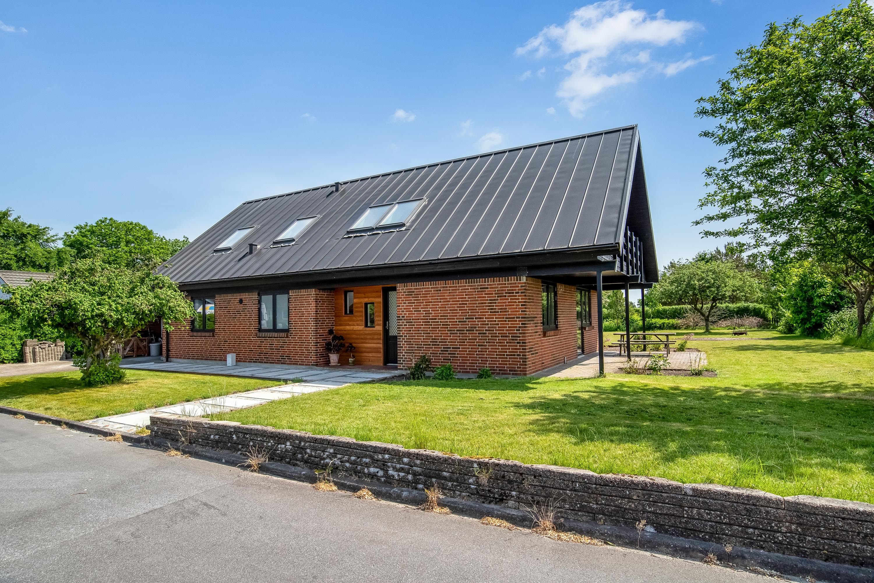 Til salg hos RealMæglerne Holstebro: Gennemgribende moderniseret villa i Mejdal