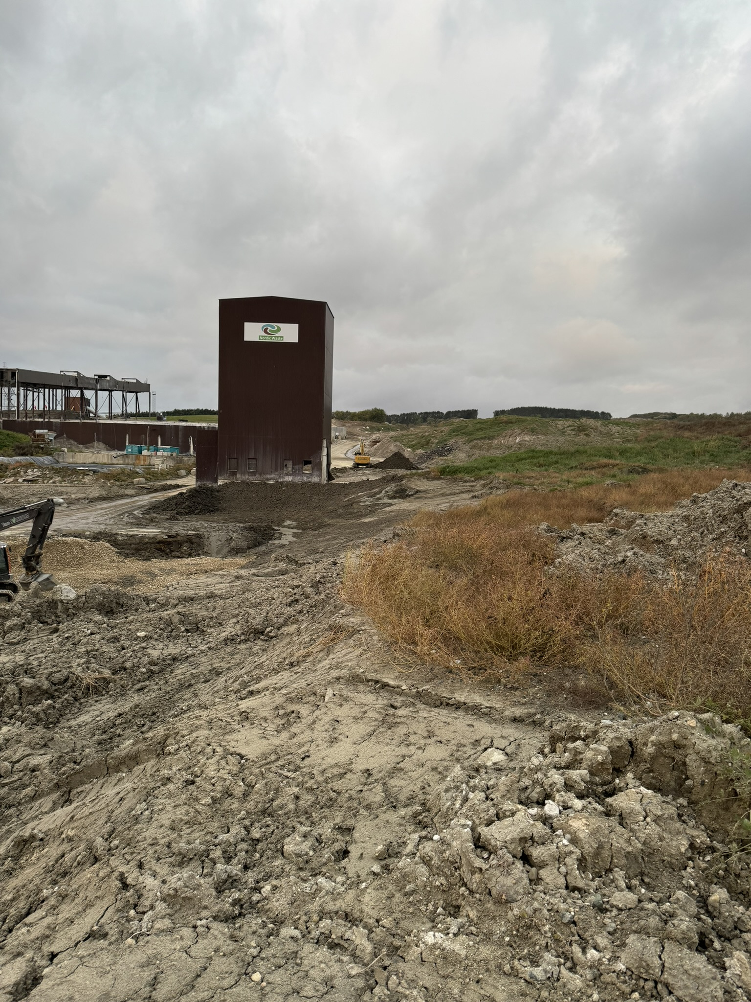 Flere lastbiler kører vand væk