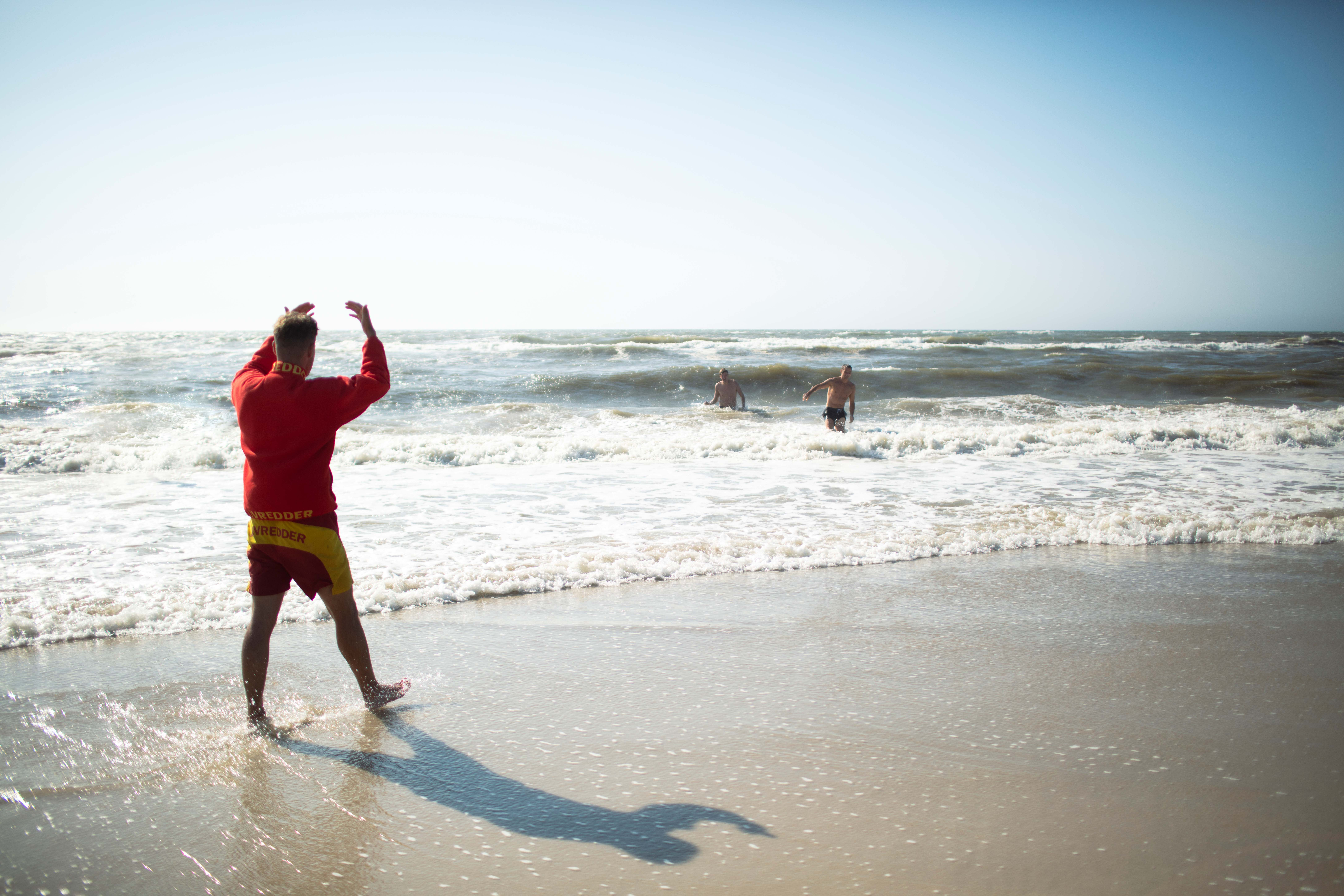 Livredderne redder børn og voksne i revlehuller på Løkken Strand
