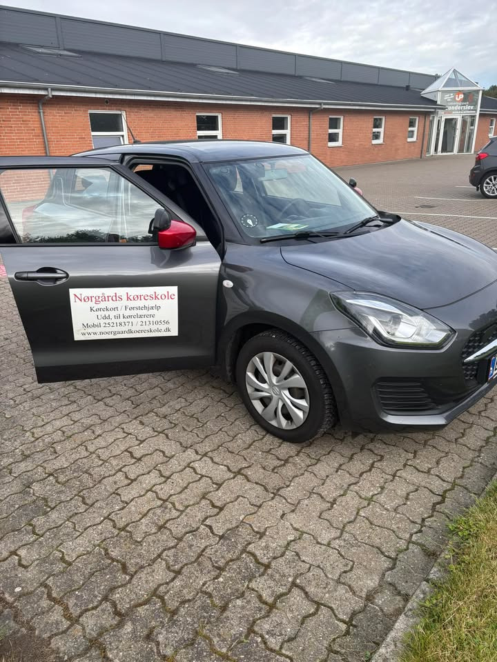 Rebecca Sepp Klarborg får kørekort fra Nørgaards Køreskole i Kaas