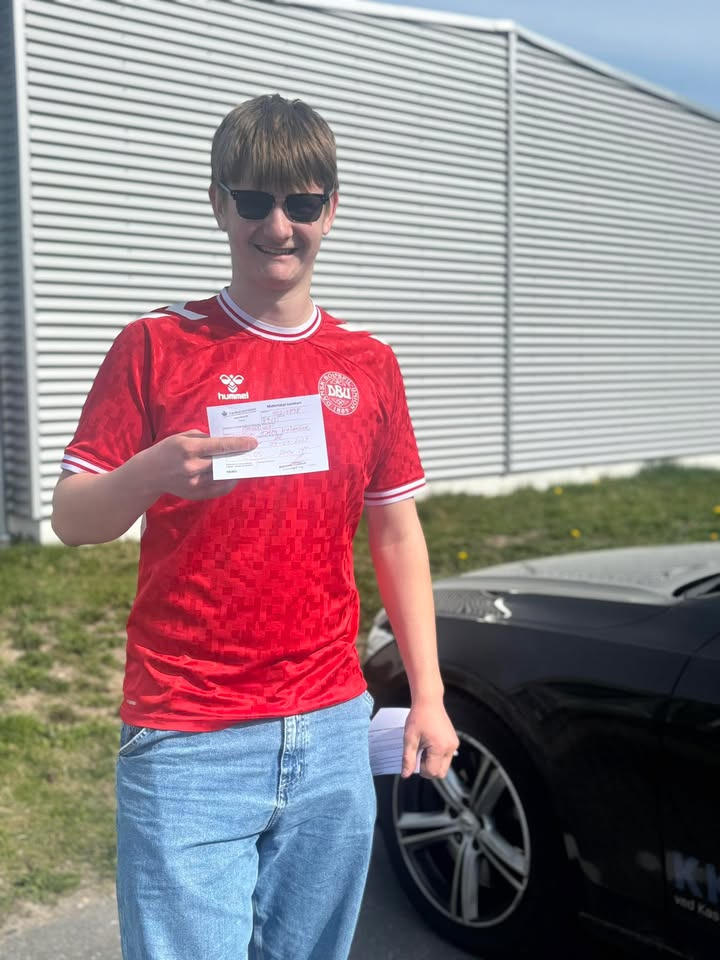 KK-KØR fejrer Mortens succesfulde erhvervelse af traktorkørekort