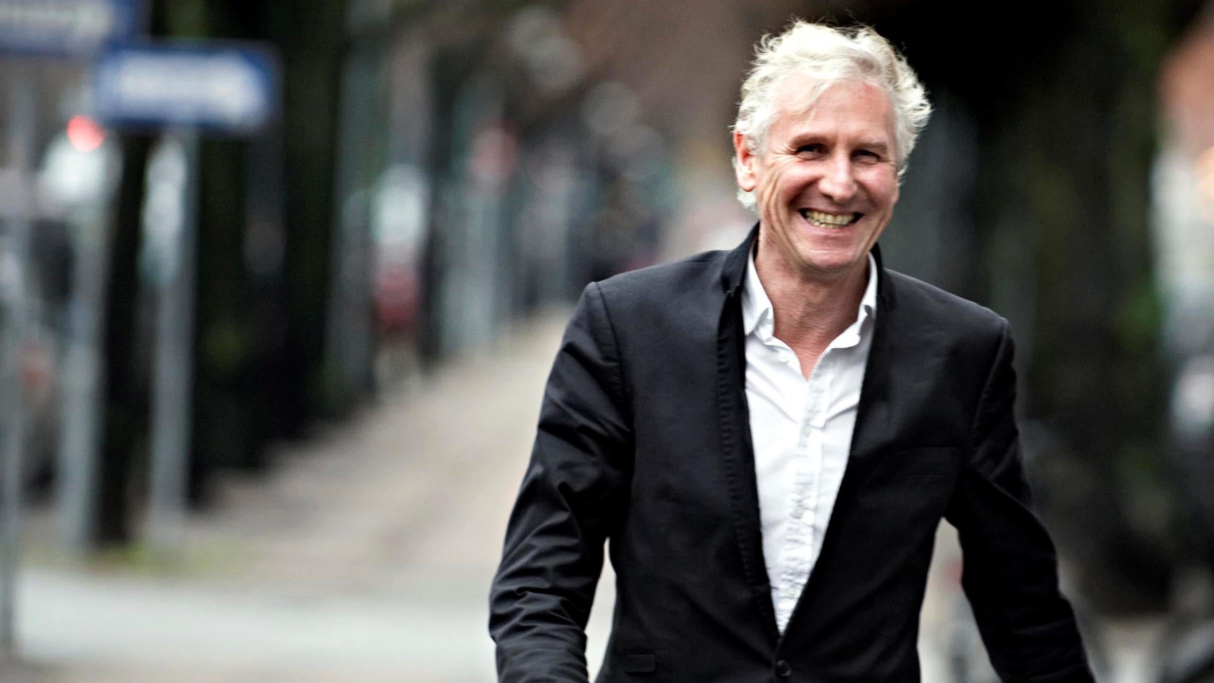 Oplev hyggelig café og musikalsk satire i Korsvejskirken