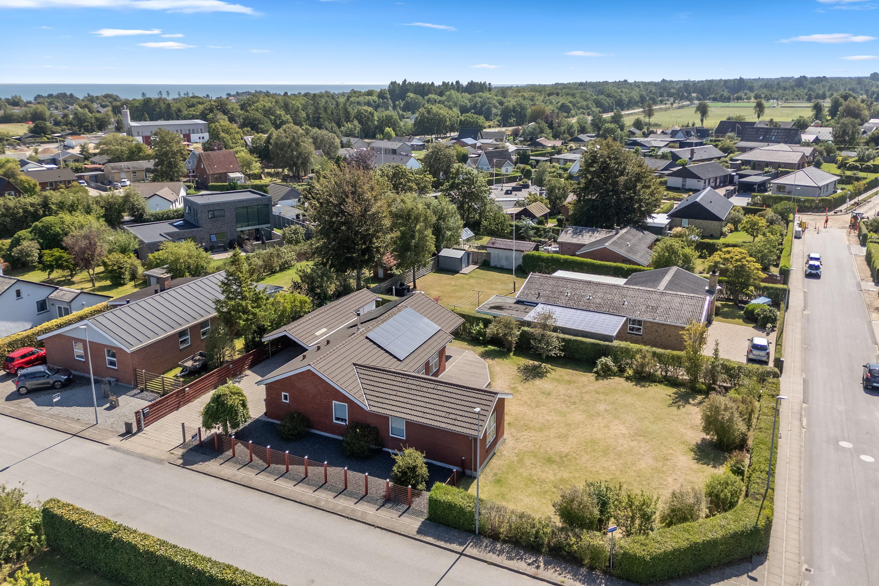 Til salg hos Mæglerhuset Sæby: Rummelig villa med solceller og stor have i Sæby