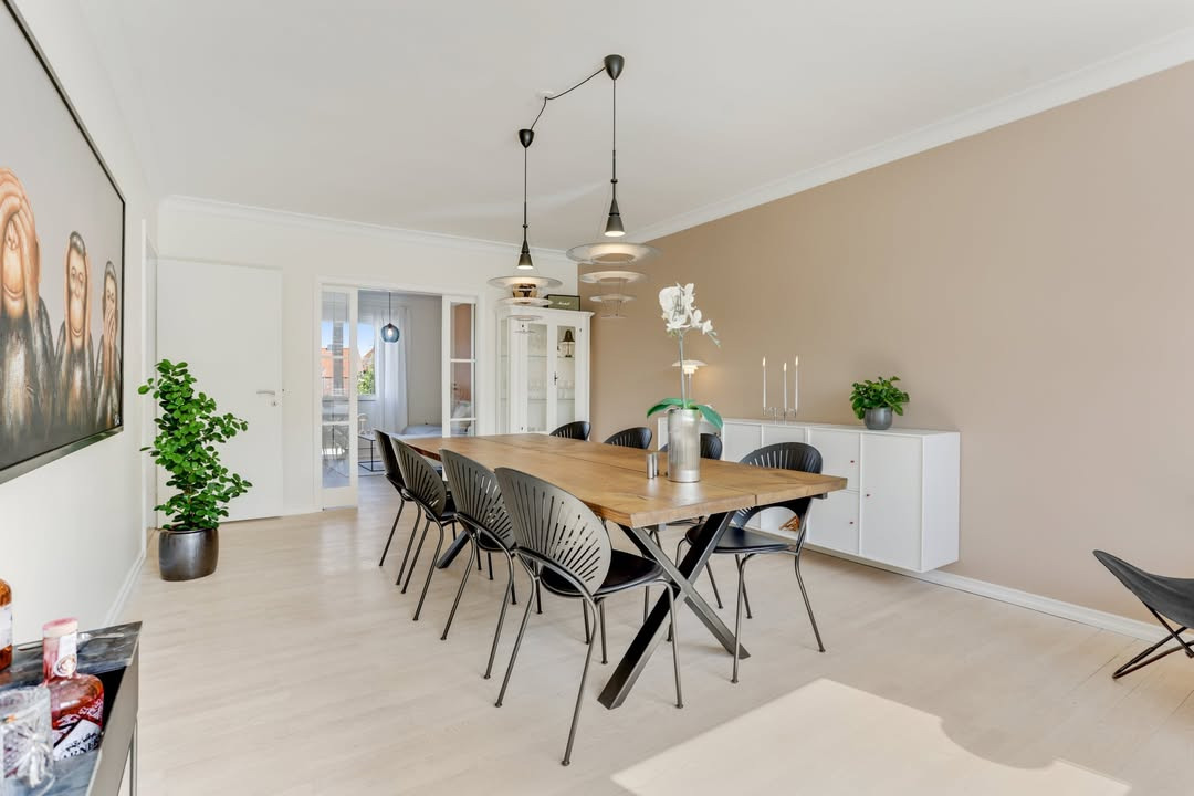 Mæglerhuset Vestkysten I/S tilbyder lysfyldt 4-værelses lejlighed i Aalborg til ny pris på 1.695.000 kr.