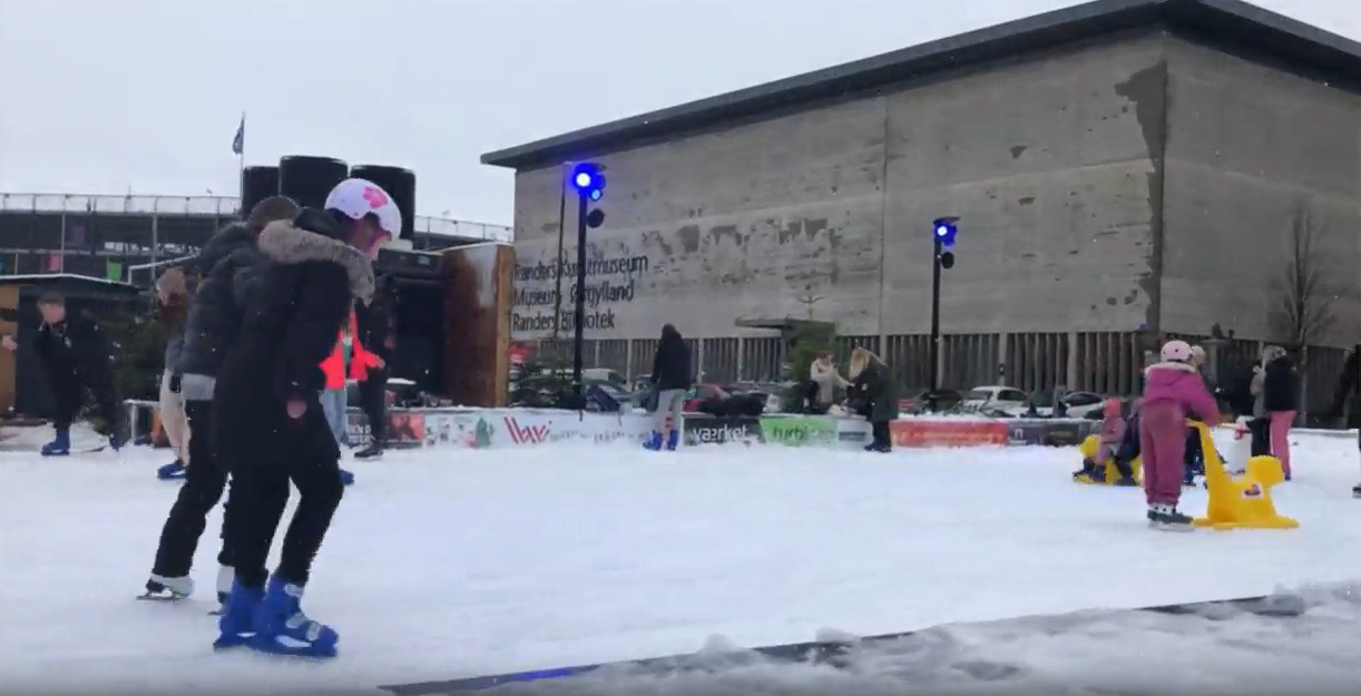 Bliv frivillig isvært på skøjtebanen og få iskolde fordele