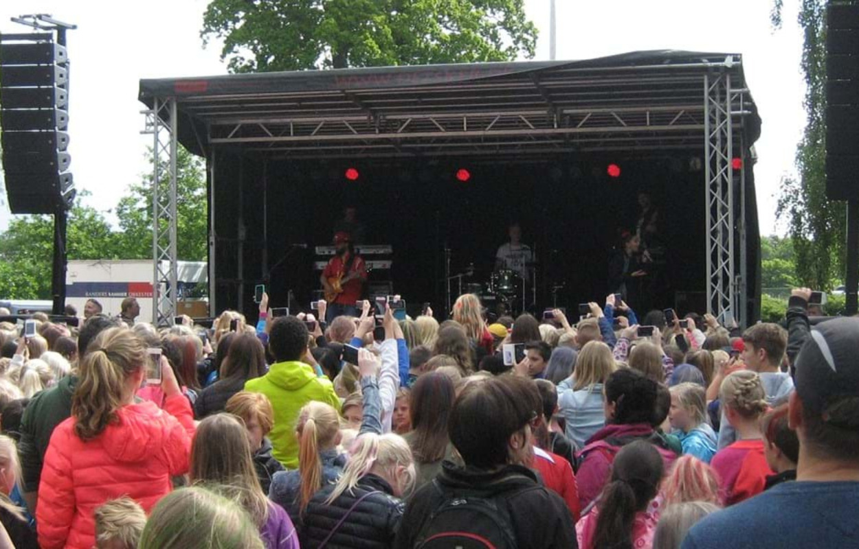 Skoleelever rocker sommerferien ind