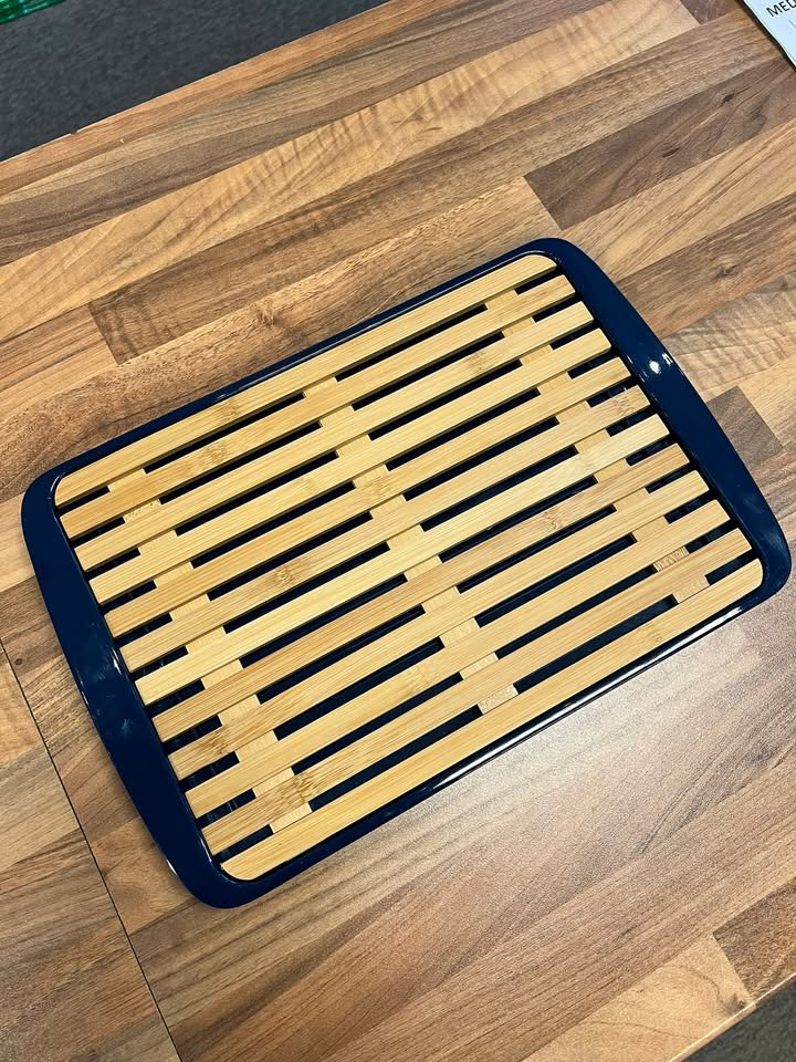 Brønderslev Caravan & Trailer Center præsenterer praktisk brødbakke til at undgå krummer